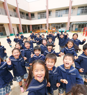 元気に庭で遊ぶ子どもたち