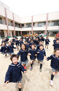 のぼり棒に登る子どもたち